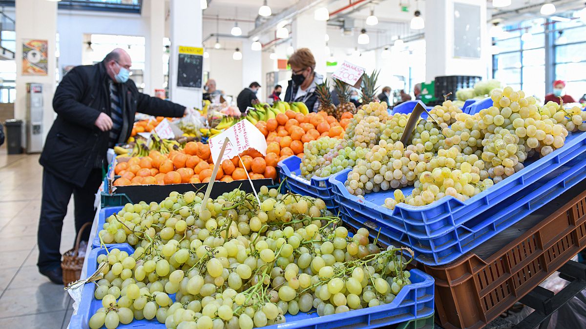 A Debreceni Nagypiac vásárcsarnoka - a zöldségek és gyümölcsök különösen sokat drágultak