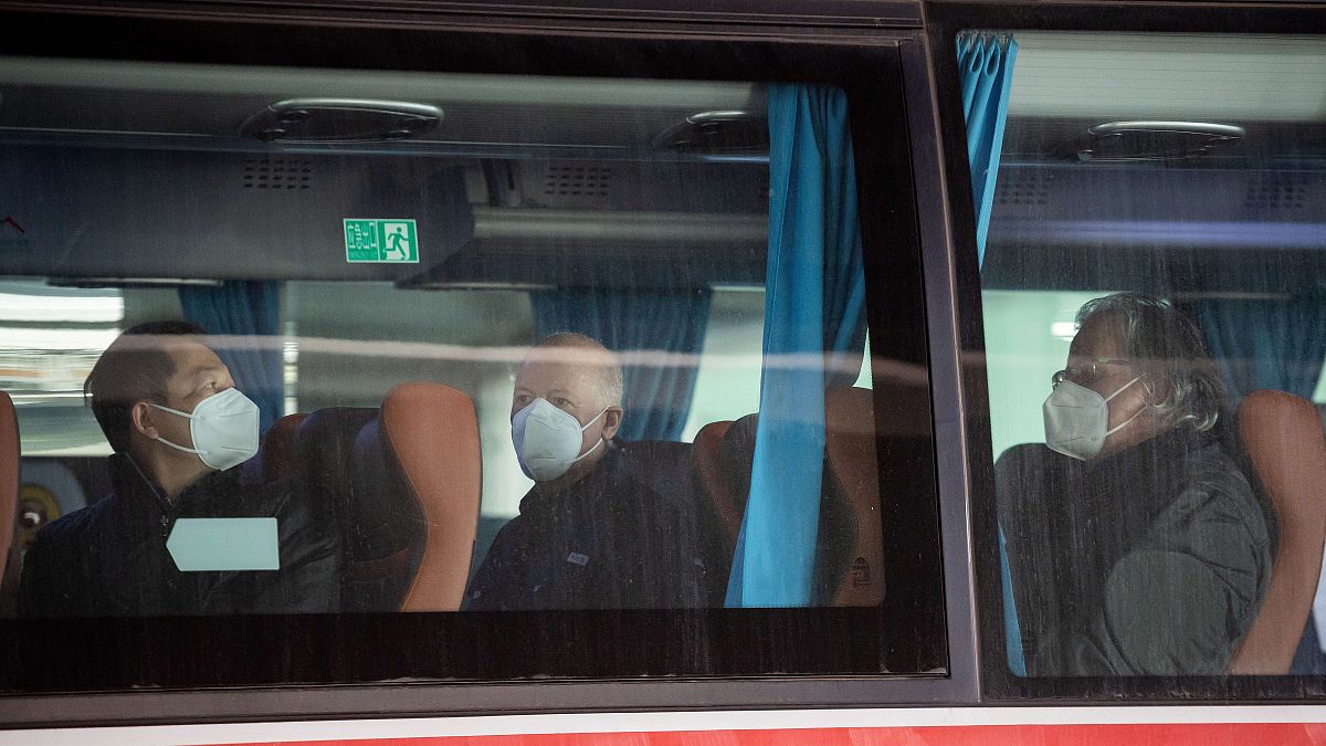 أعضاء فريق منظمة الصحة العالمية يستقلون حافلة لمدينة ووهان، الصين. 