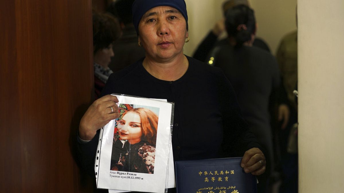 Egy kazah származású családból hszincsiangi kényszermunkára hurcolt lány képét mutatja anyja
