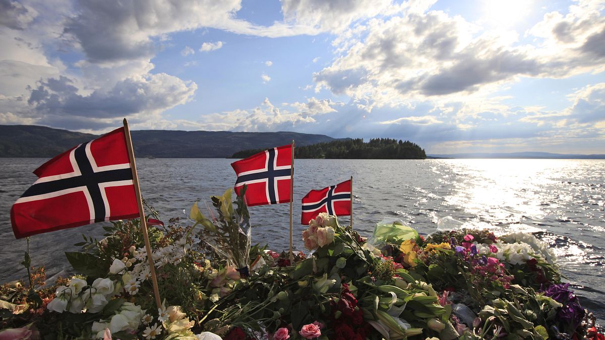 Erinnerungsstätte für die Opfer des Terroranschlags. Im Hintergrund: Utøya.