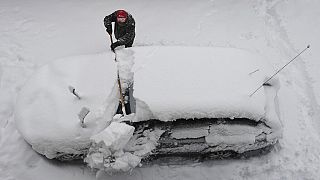 Schnee auf dem Auto in Garmisch-¨Partenkirchen