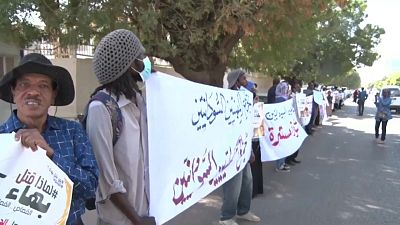 شاهد سودانيون يحتجون للمطالبة بإغلاق مراكز الاحتجاز غير القانونية