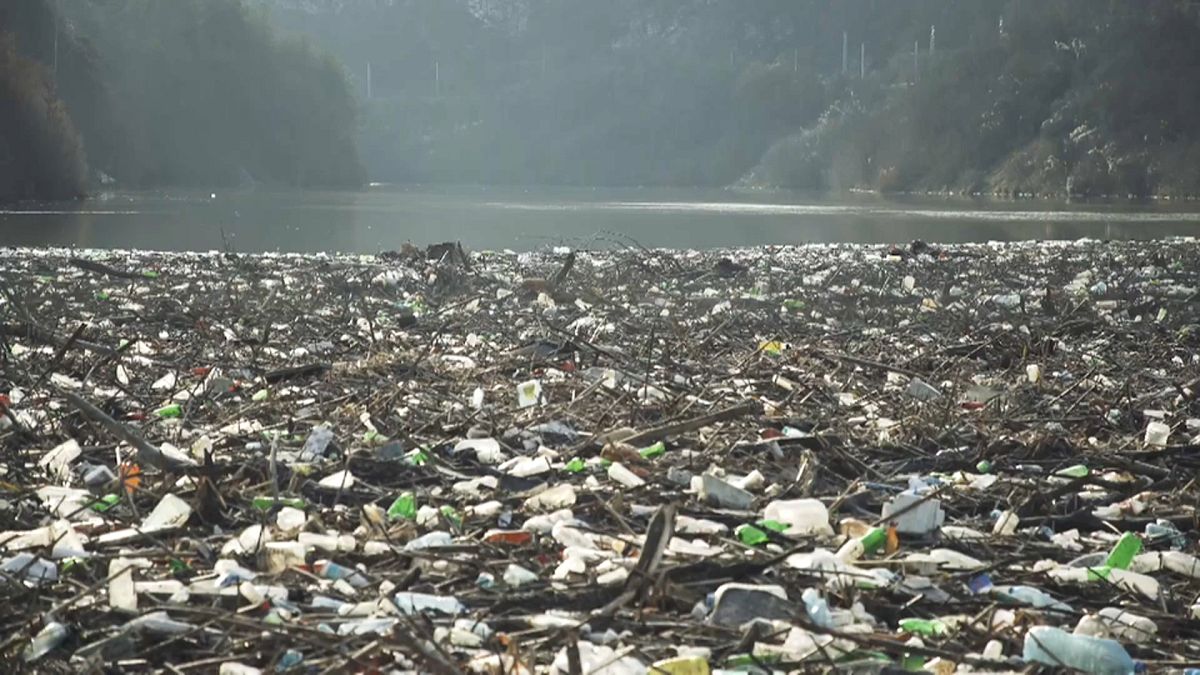 El vertedero flotante de basura tiene el tamaño de un campo de fútbol. Río Iskar, Bulgaria. 
