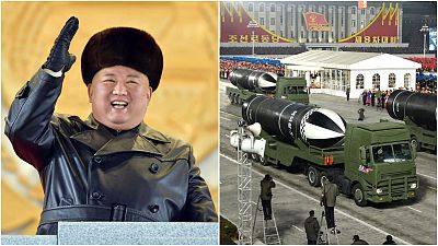 بدا الزعيم الكوري الشمالي كيم جونغ-أون مبتسماً خلال الاستعراض العسكري