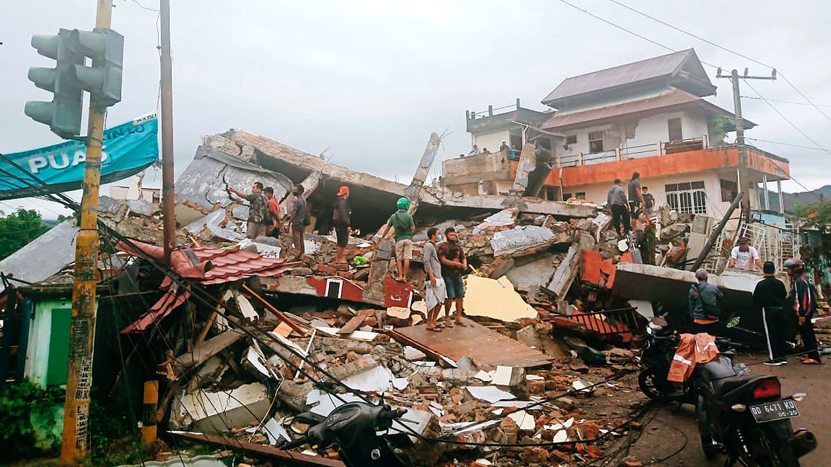 Endonezya'da deprem ve toprak kayması