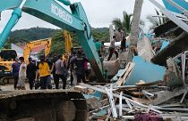 Los equipos de rescate buscan sobrevivientes entre las ruinas de un edificio dañado por un terremoto en Mamuju, West Sulawesi, Indonesia, el viernes 15 de enero de 2021