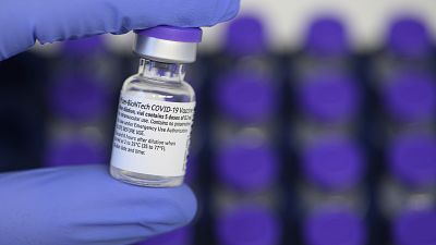 Le business des flacons du vaccin : stériliser, une activité à part entière