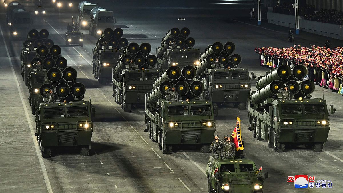 Kuzey Kore'de askeri tören