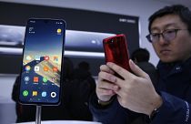 Un usuario prueba un teléfono de Xiaomi