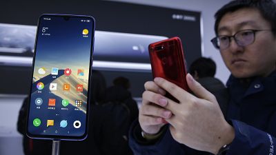 Un usuario prueba un teléfono de Xiaomi