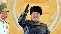 Líder da Coreia do Norte satisfeito durante desfile militar