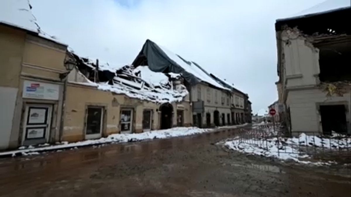 Már a hó is belepte a földrengés sújtotta házak romjait. 