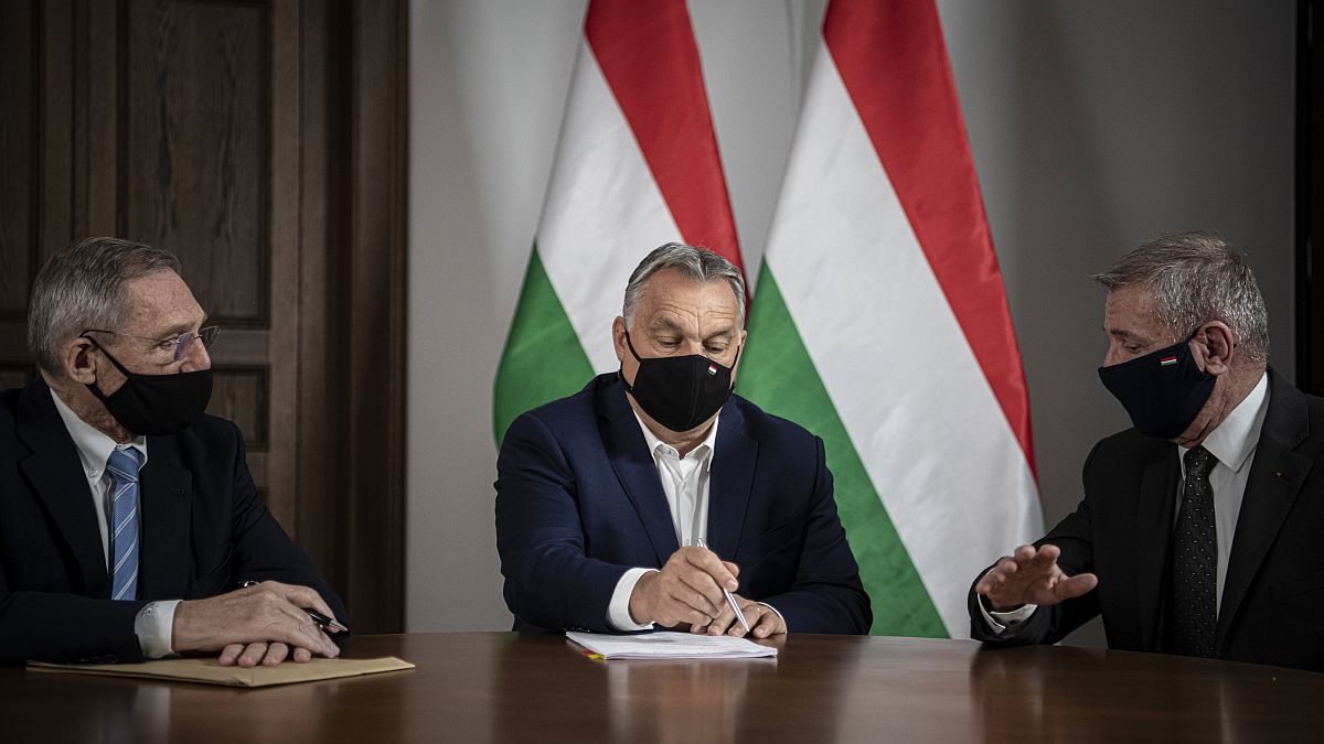  Orbán Viktor miniszterelnök (k) Pintér Sándor belügyminiszterrel (b) és Benkő Tibor honvédelmi miniszterrel egyeztet a Karmelita kolostorban