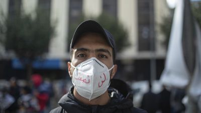 Un joven durante una protesta en el décimo aniversario del levantamiento que derrocó al autócrata Ben Ali en Túnez, el14 de enero de 2021.
