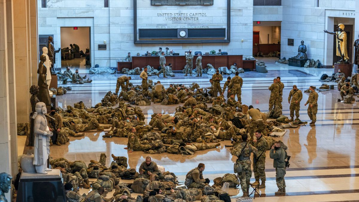 المئات من قوات الحرس الوطني في  مبنى الكابيتول لتعزيز الأمن- واشنطن  
