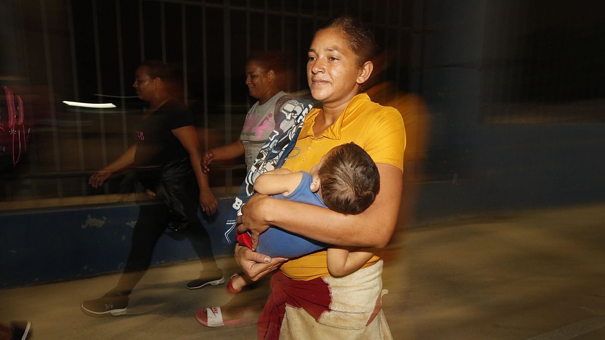 آغاز سفر مرگ یکی از مهاجران هندوراسی با فرزندش