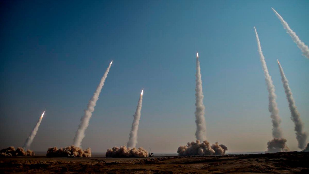 إيران - تطلق صواريخ بالستية خلال تدريبات عسكرية