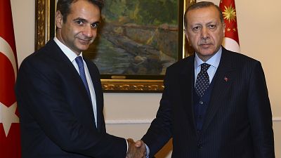 Ο πρωθυπουργός της Ελλάδας και ο πρόεδρος της Τουρκίας κατά τη διάρκεια παλαιότερης συνάντησής τους, το 2017. 