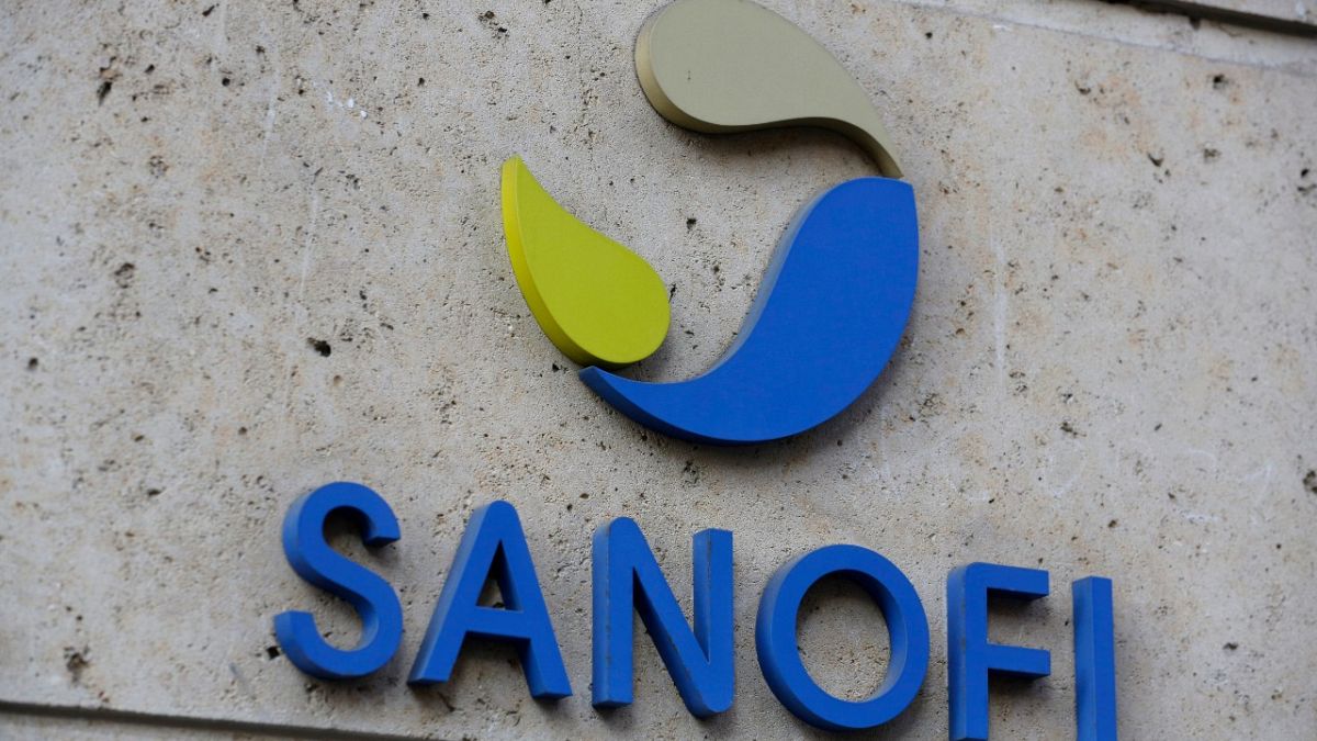 شعار شركة الأدوية الفرنسية سانوفي في مقر الشركة بباريس.