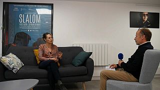Charlène Favier intervistata dal giornalista di Euronews