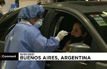In Buenos Aires werden Autofahrer in einer "Drive-Through"-Station auf Corona getestet