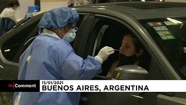 شاهد أرجنتينيون يخضعون لاختبارات كوفيد-19 في سياراتهم 