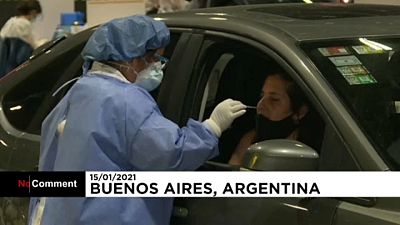 In Buenos Aires werden Autofahrer in einer "Drive-Through"-Station auf Corona getestet