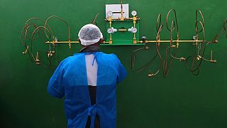 Un operatore sanitario di fronte a una stazione di rifornimento di ossigeno vuota, l'unica dell'ospedale Joventina Dias di Manaus, Brasile