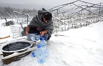 Decenas de migrantes quedan acorralados en la ola de frío en Bosnia sin refugio