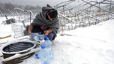 Decenas de migrantes quedan acorralados en la ola de frío en Bosnia sin refugio 