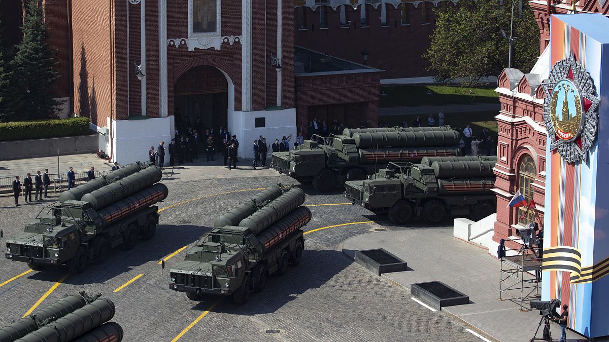 Rusya'da askeri geçit töreni provaları sırasında S-400 hava savunma sistemleri