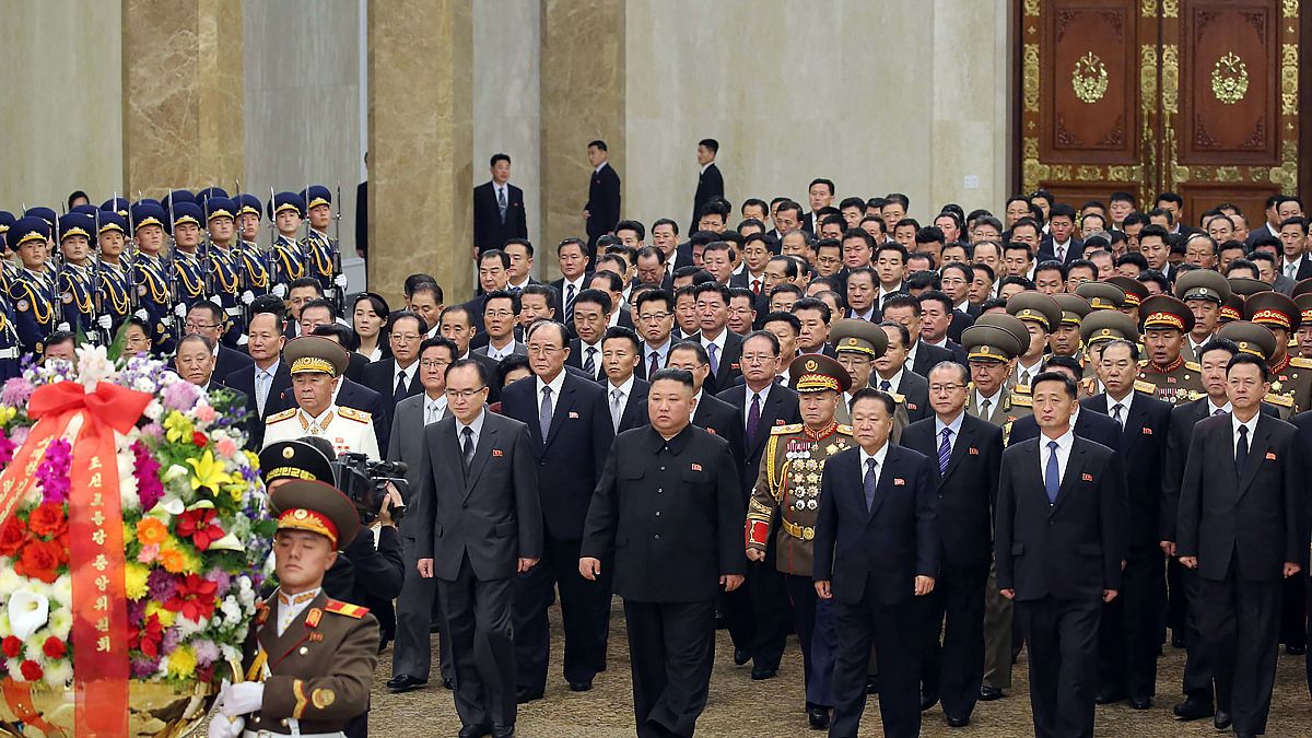 الزعيم الكوري الشمالي كيم جونغ أون مع أعضاء هيئة القيادة المركزية للحزب