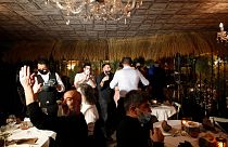Hosteleros italianos se rebelan contra las restricciones y abren sus restaurantes para cenar