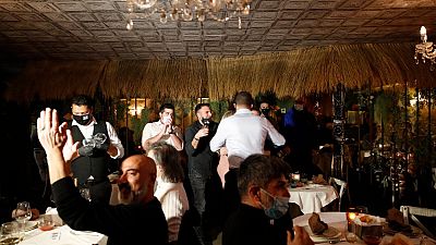 Hosteleros italianos se rebelan contra las restricciones y abren sus restaurantes para cenar