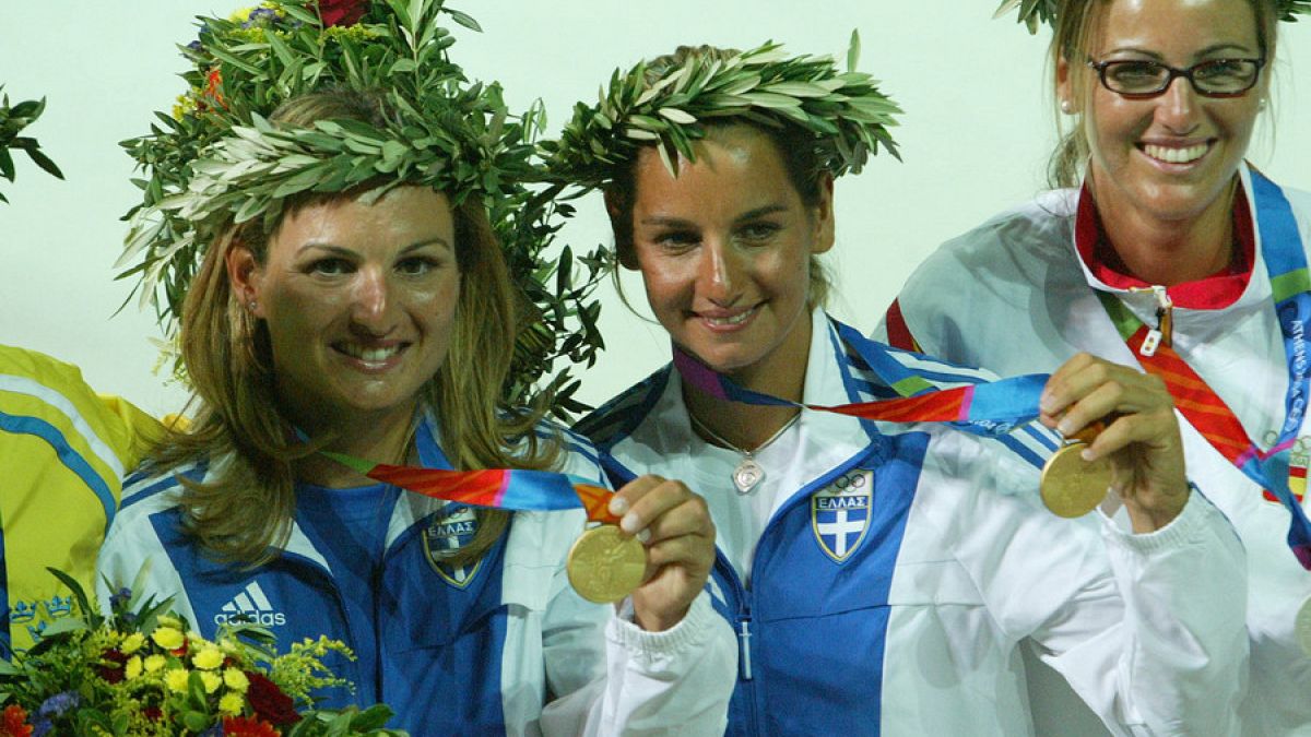Απονομή χρυσού μεταλλίου στην Αιμιλία Τσουλφά (Α) και Σοφία Μπεκατώρου (Κ), για την νίκη τους στα 470, το Σάββατο 21 Αυγούστου 2004, στον Άγιο Κοσμά 