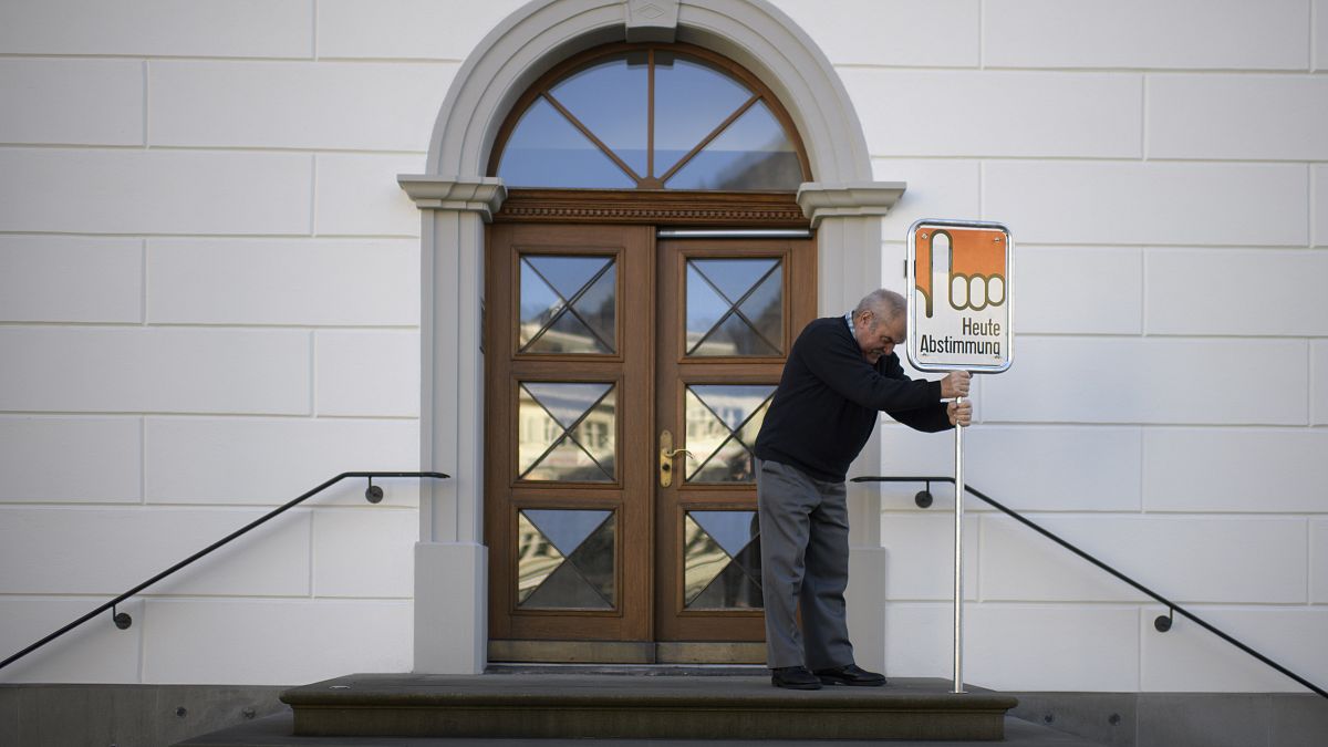 İsviçre'de bir oy kullanma merkezi önündeki tabela