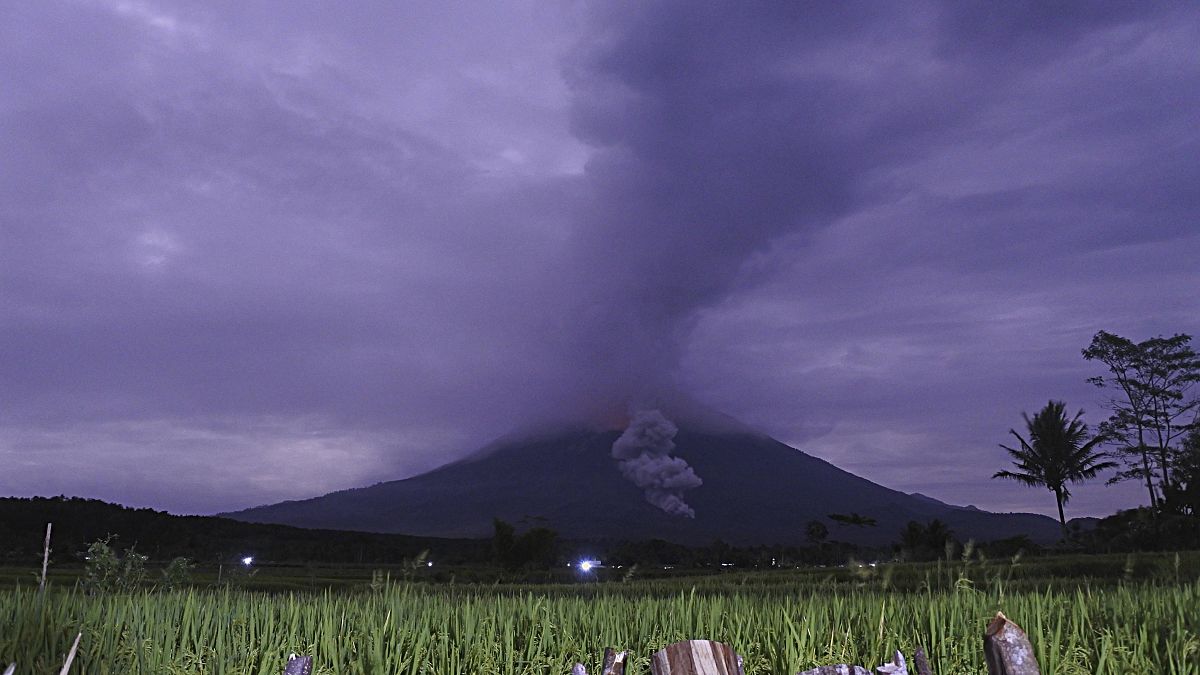 Indonézia: füst borítja a Mount Semerut