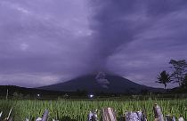 شاهد: ثوران "خفيف" لبركان "سيميرو" في إندونيسيا