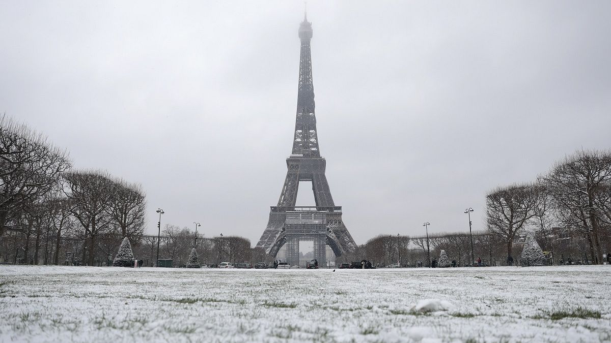 Covid-19 : couvre-feu national sous la neige, la France passe le seuil des 70 000 morts