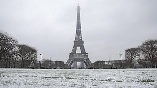 Χιονισμένος Πύργος του Άιφελ στη Γαλλία
