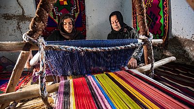 Qumri Youssef webt Teppiche mit ihrer Schwester Siti