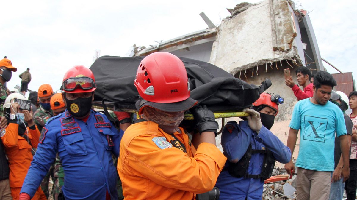 Equipas de busca retiram dos escombros mais uma vítima do sismo na Indonésia