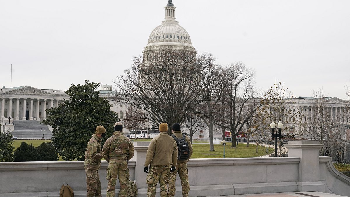  أفراد من الجيش أمام مبنى الكونغرس في واشنطن