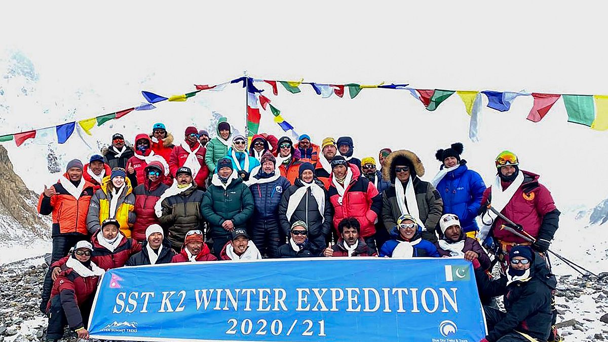 L'équipe népalaise pose après avoir gravi le K2, le 16 janvier 2021, Pakistan