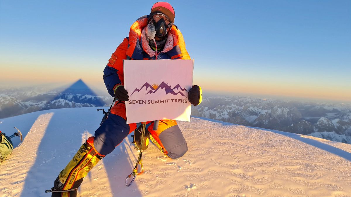 Sona Sherpa posa para a primeira foto do topo de K2 em pleno inverno
