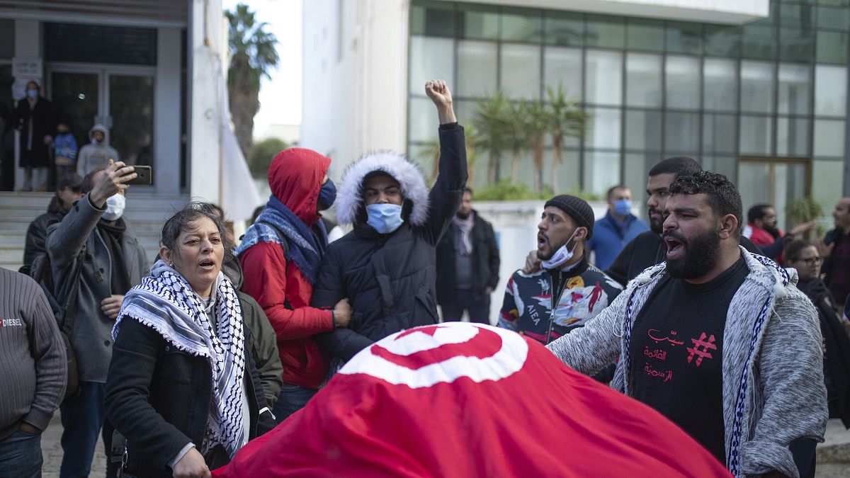 تونسيون يحتجون في الذكر العاشرة للثورة في العاثمة تونس. 2021/01/14