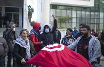 Cada 14 de enero los tunecinos celebran la caída del dictador Ben Ali en las calles, en esta ocasión el hartazgo contra el Gobierno propiciaron violentas protestas el sábado.