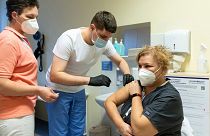 Ress Andrea, a Covid Ambulancia vezető ápolója megkapja a Pfizer-BioNTech koronavírus elleni vakcinájának második adagját a nyíregyházi Jósa András Oktatókórházban 