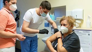 Ress Andrea, a Covid Ambulancia vezető ápolója megkapja a Pfizer-BioNTech koronavírus elleni vakcinájának második adagját a nyíregyházi Jósa András Oktatókórházban