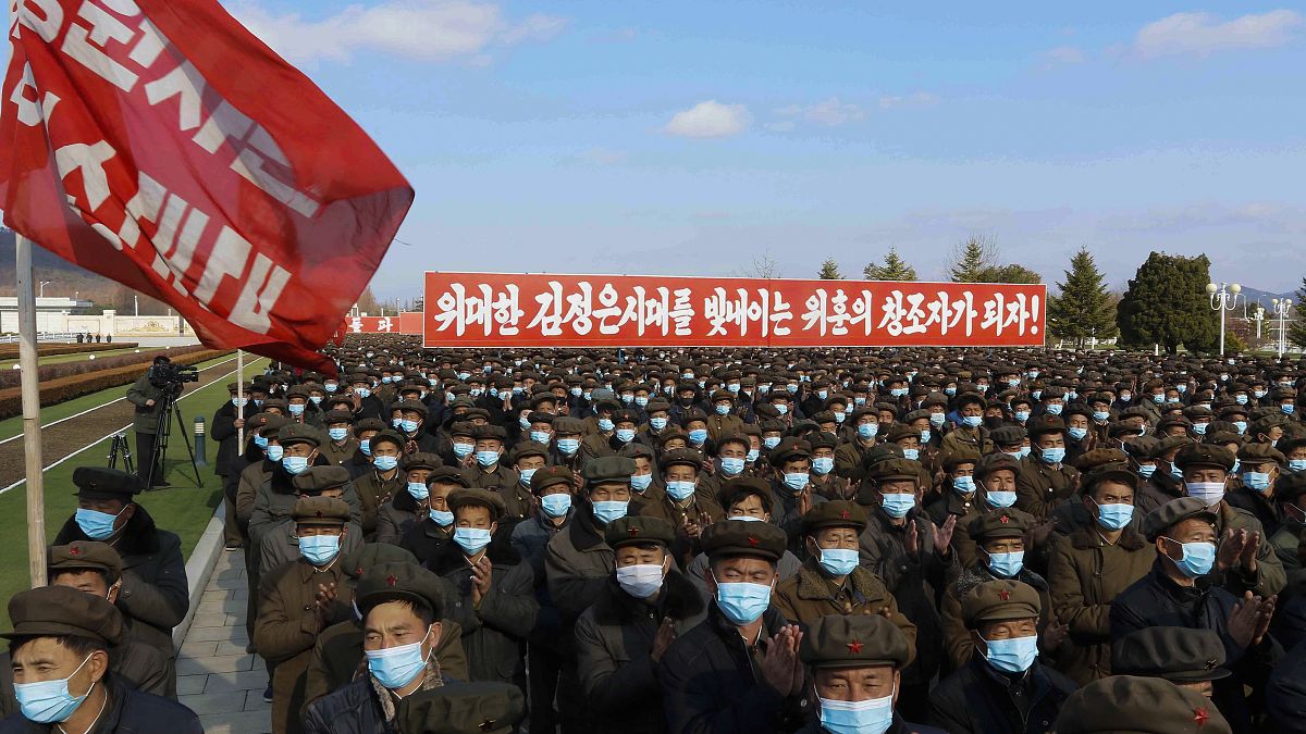 جنود من كوريا الشمالية يرتدون الكمامات